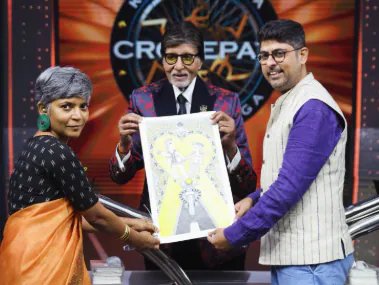 Amitabh Bachchan Receives Hand‑Painted Sholay Poster From Devoted Fan on KBC Set