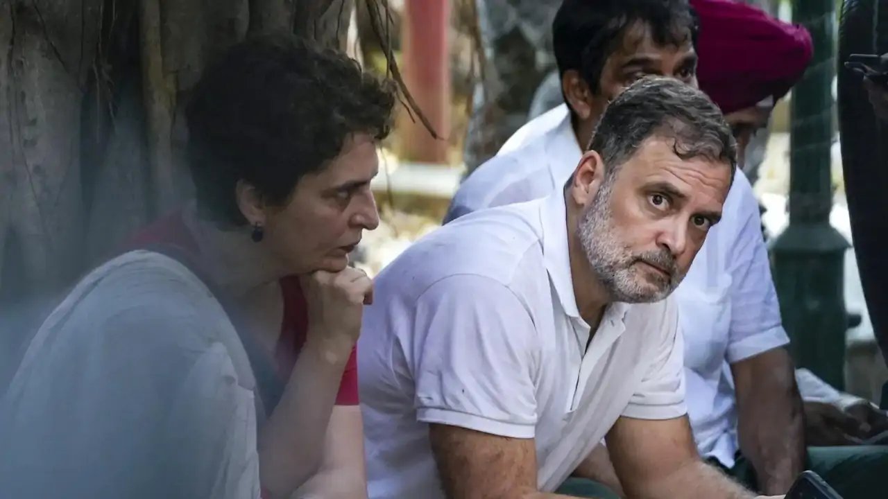 Delhi Police Detain Rahul, Priyanka Gandhi After 8-Hour Akashvani Bhavan Protest