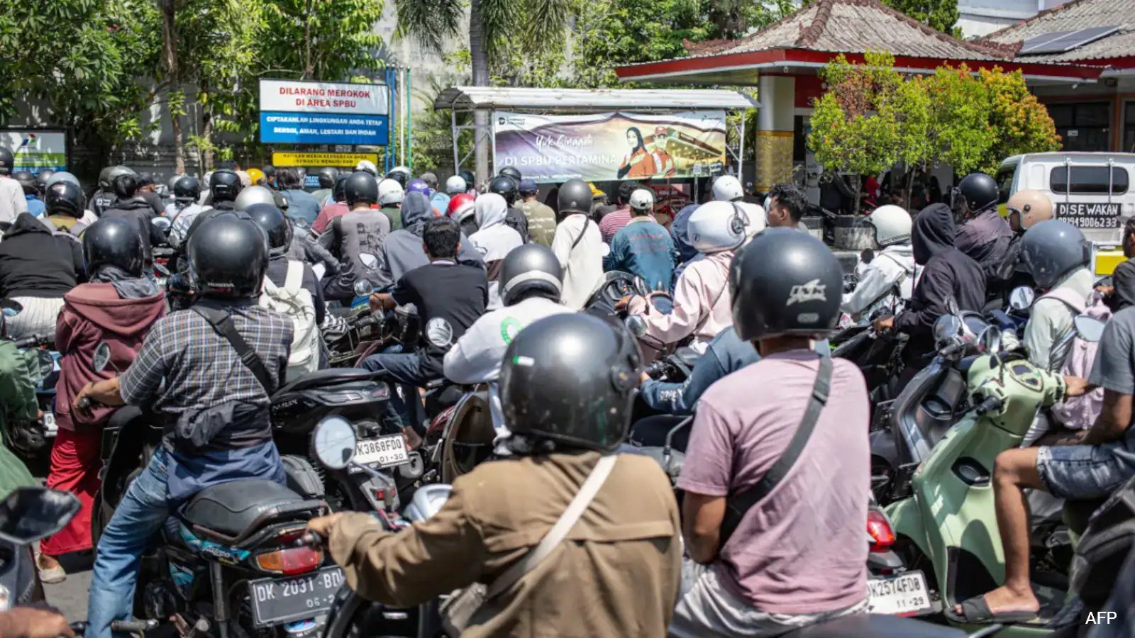 Bali Faces Fuel Shortage, Hundreds Protest as Queues Stretch Over 1km