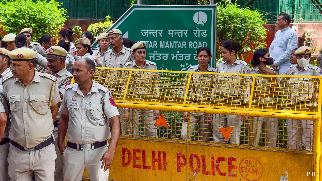 Supreme Court Orders Removal of Barricades Around Delhi Courts Amid CJP Protest