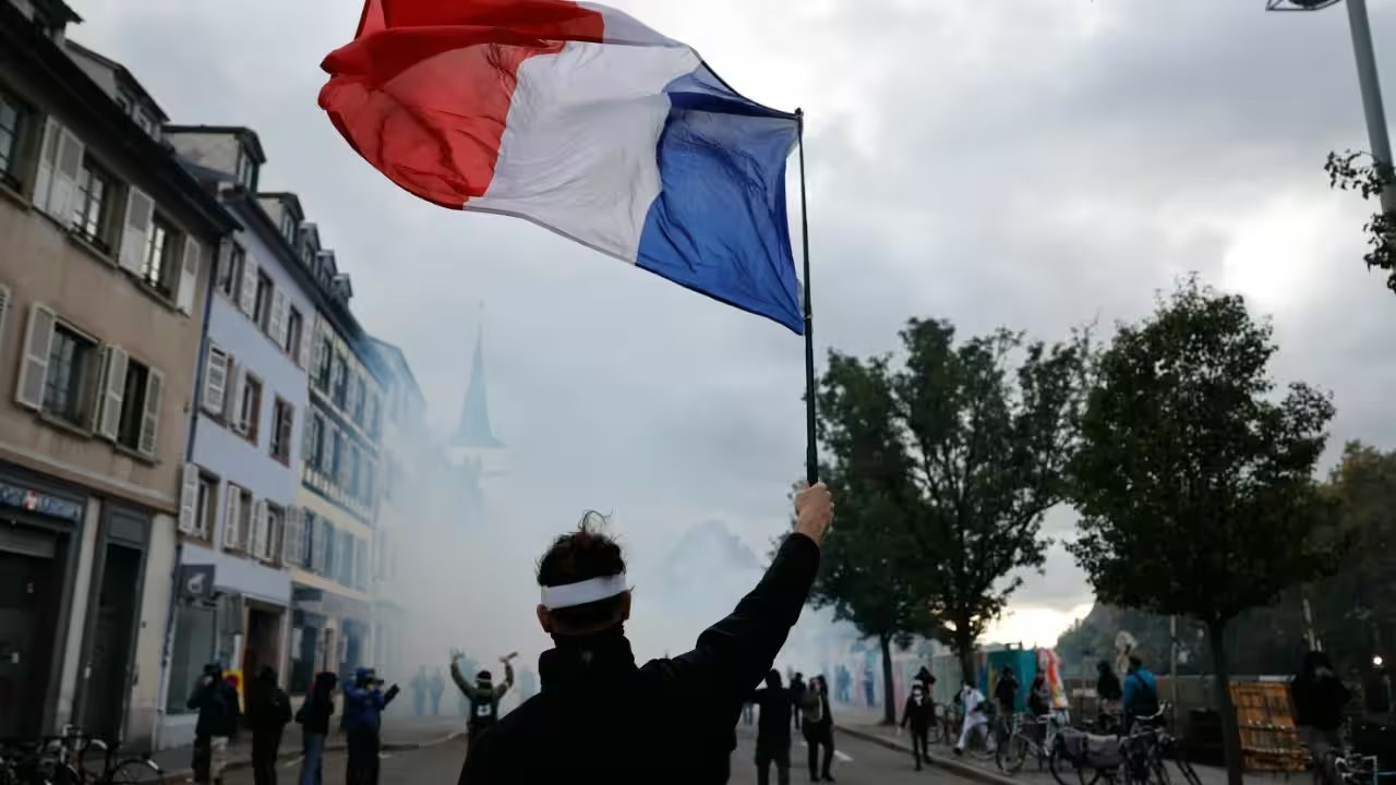 France's Debt Climbs to 122% of GDP, IMF Forecasts 0.4% Growth