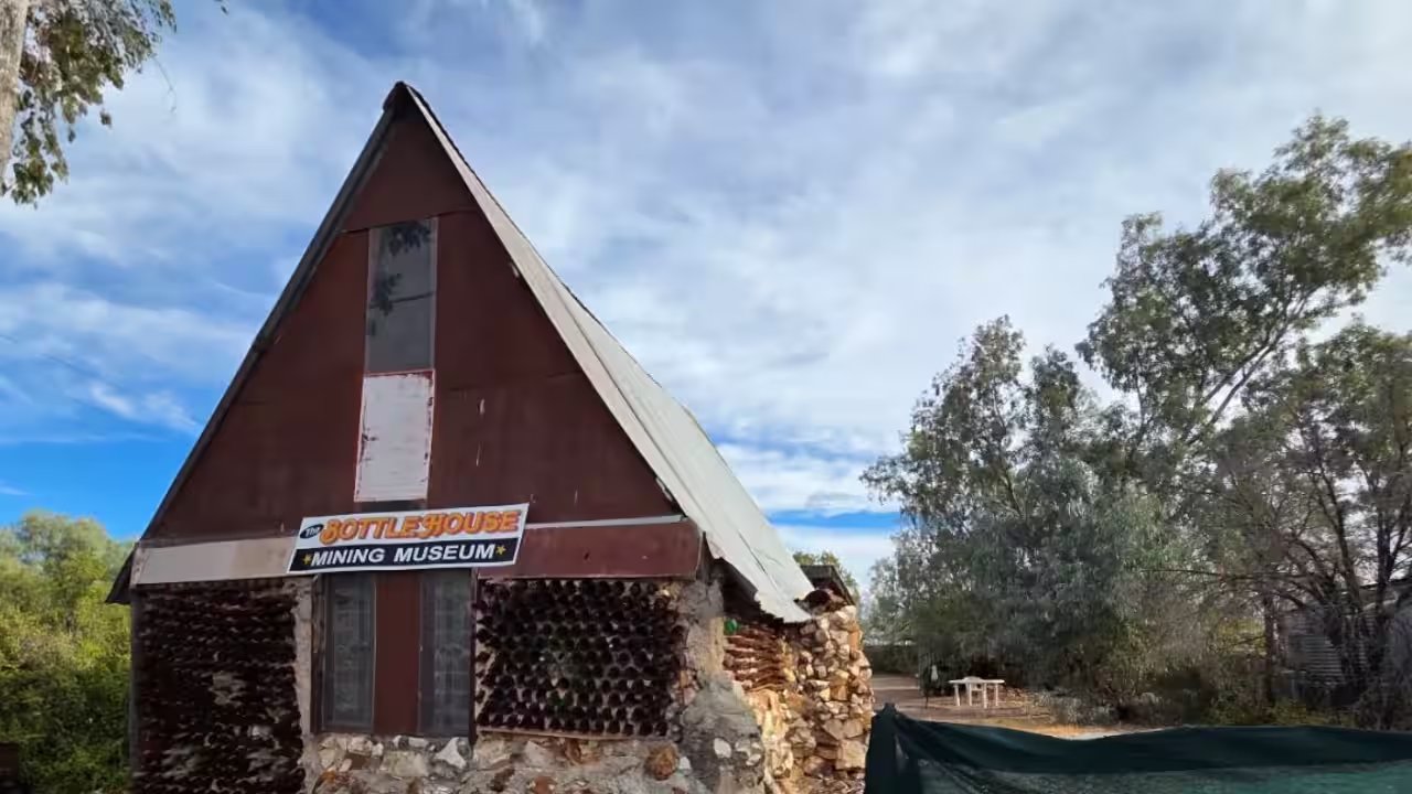 Tex Moeckel Builds 1967 Bottle House in Lightning Ridge, Now Mining Museum