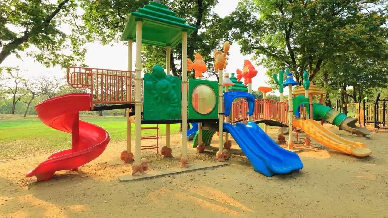 Pack The Ordinary Niacinamide Wipes, Neutrogena SPF 50, and Burt’s Bees Sanitizer for Germ‑Free Park Trips