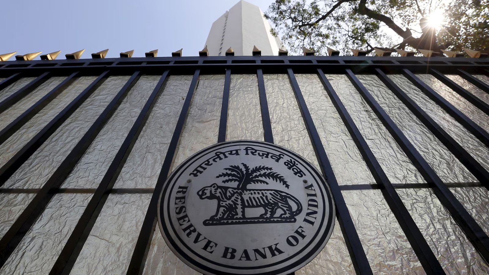 RBI Executes $10B Currency Swaps, Squeezing Liquidity from Indian Banks