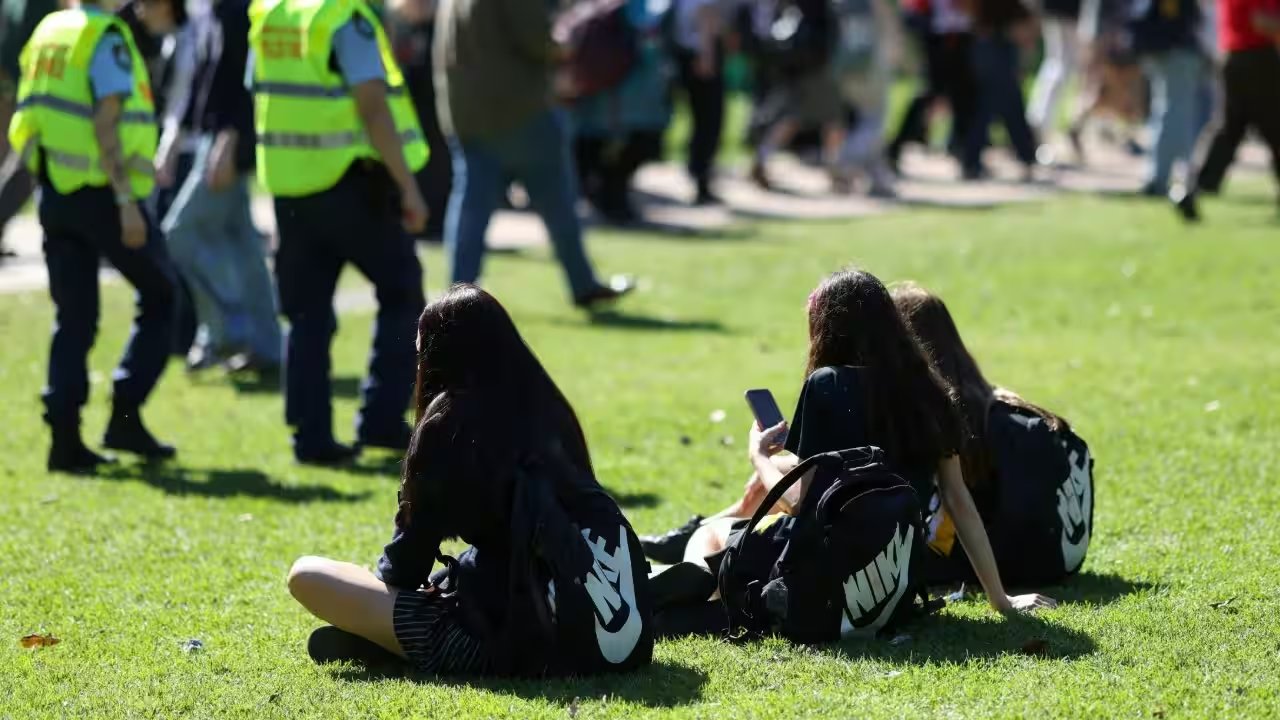 Australia Blocks Student Family Visas, Tightens Backpacker Rules