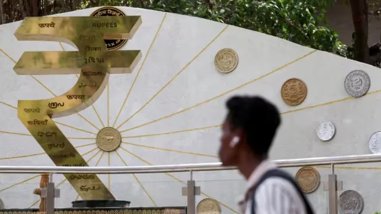 Rupee Rebounds 16 Paise to 95.73 as Crude Falls Below $104