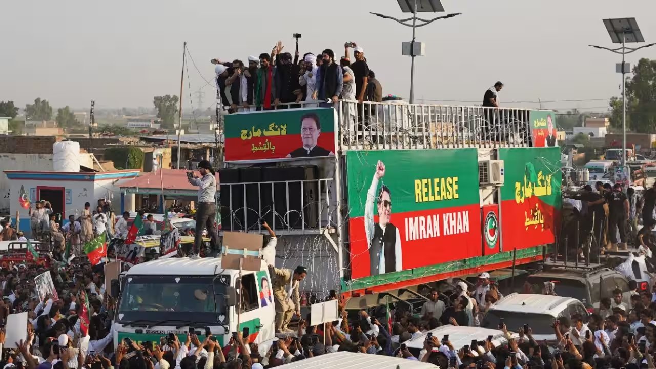 Imran Khan Supporters March to Islamabad, Thousands Rally After Failed Talks
