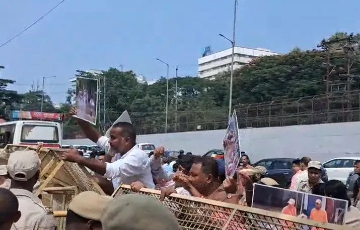 Raijor Dal Protesters Clash with Police Outside Himanta Sarma's Guwahati Residence