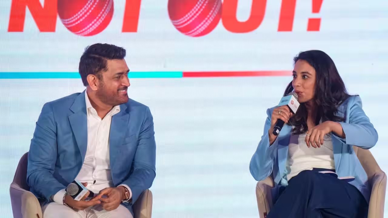 Dhoni Sends Personal Congrats to Mandhana After India Wins 52‑Run ODI World Cup