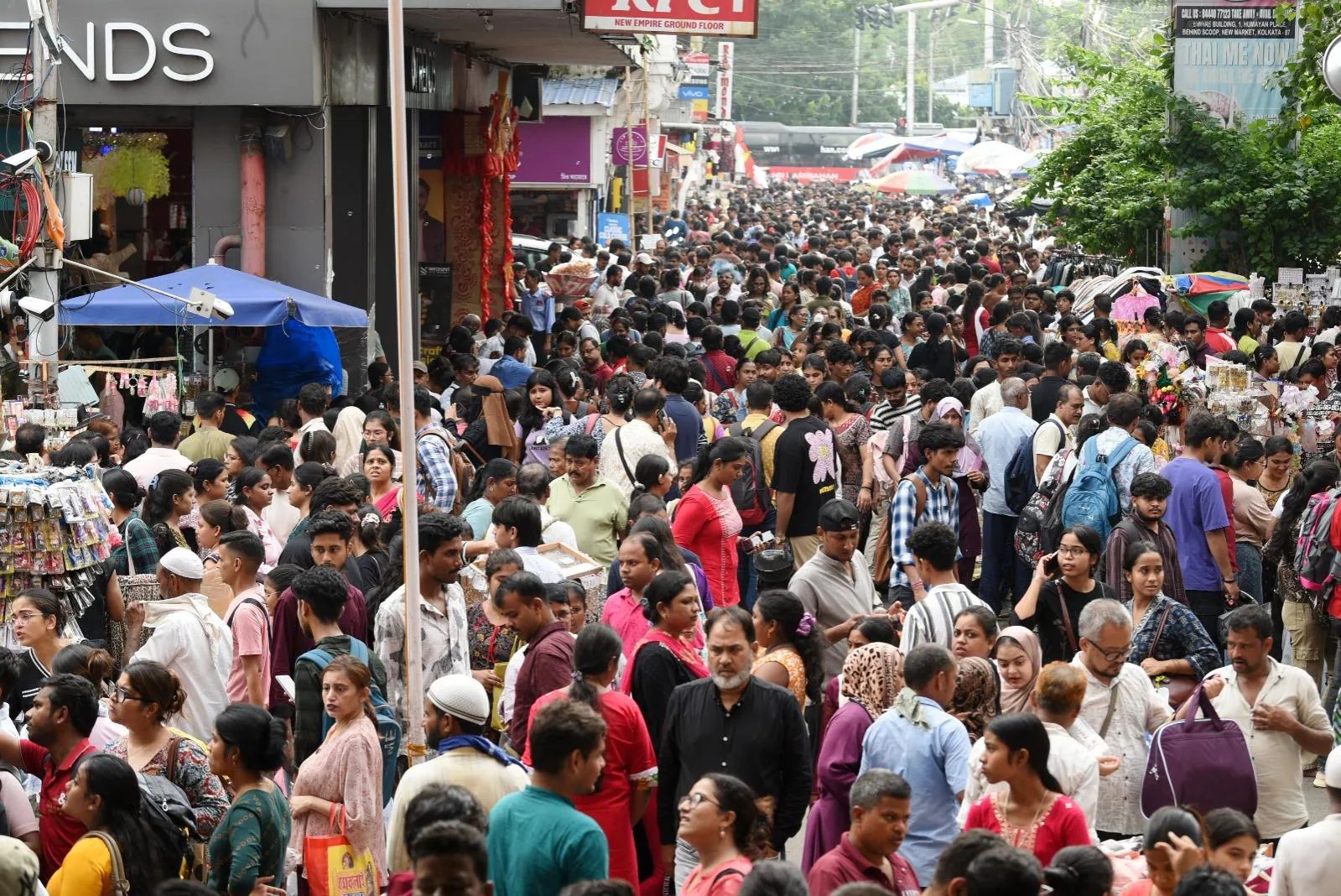 Kolkata Markets Surge as Durga Puja Nears, Pandals Erect Amid Rain