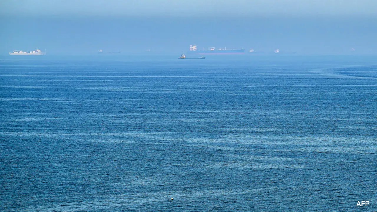 Iran's Araqchi Urges US to Reopen Strait of Hormuz in Seven Days