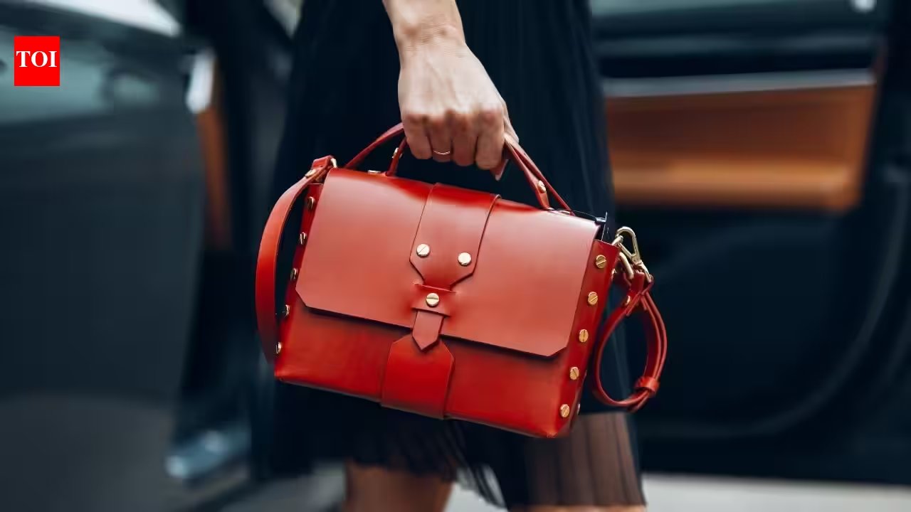 Clean Your Phone, Lipstick, Keys, Wallet, and Cloth Bag—Five Simple Daily Hacks