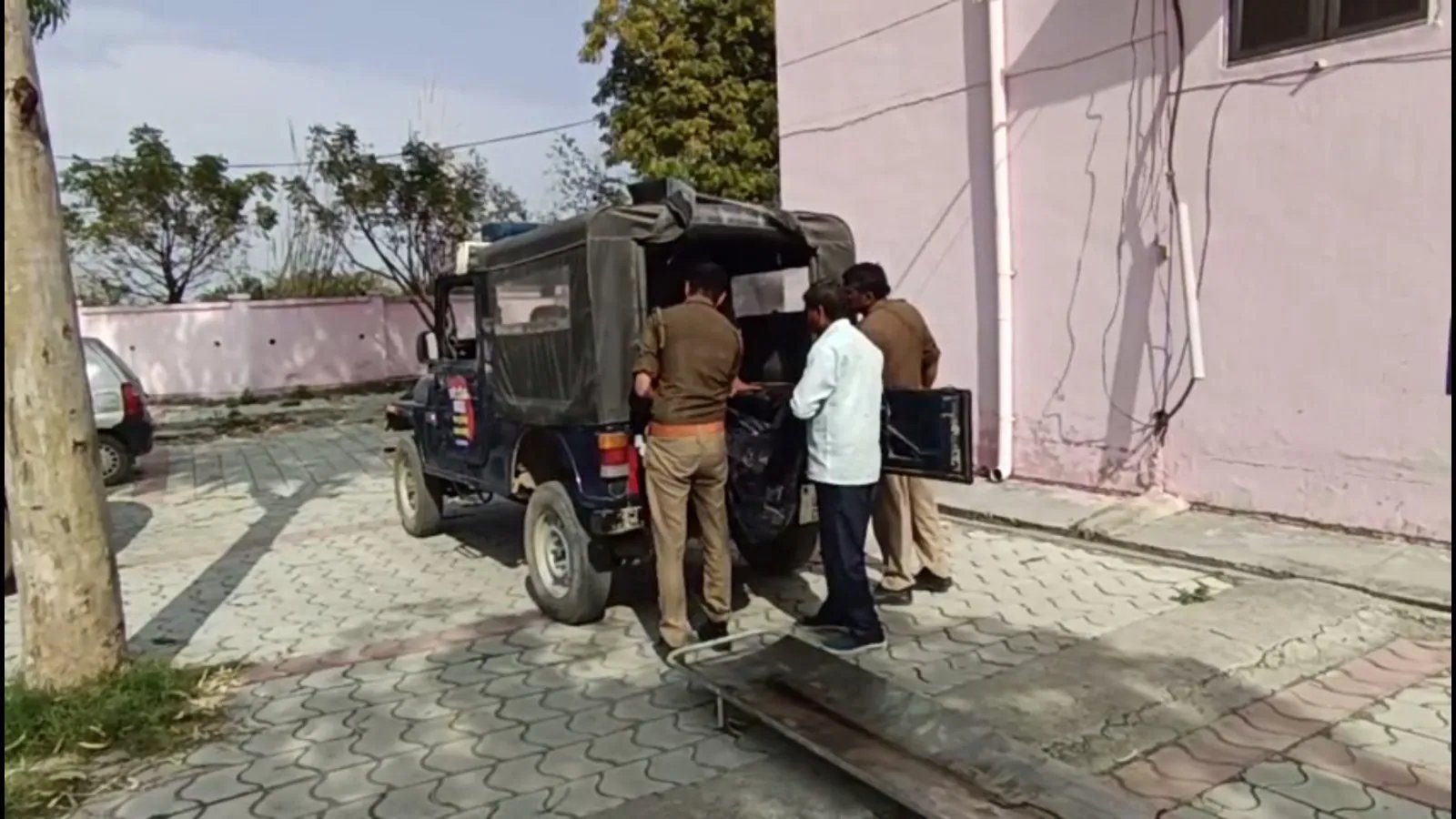 Man Slits Wife's Throat in Abdulapur; Another Strangles Wife with Dupatta in Fatehullapur