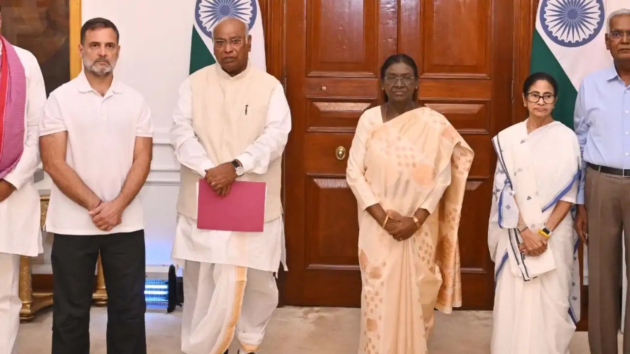 Rahul Gandhi Meets President Murmu Over 2024 Election Fraud Allegations