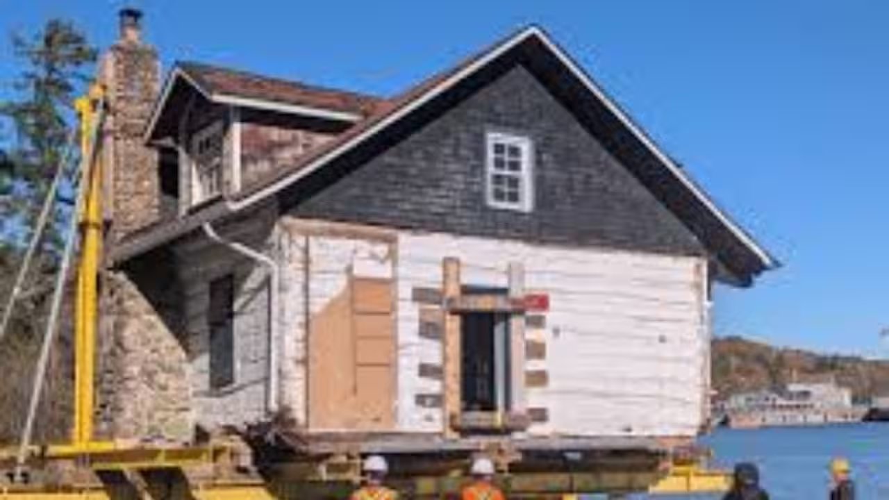Métis Nation Moves 75,000-Pound 1834 Home Across Georgian Bay For $2