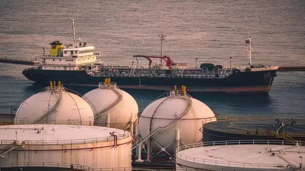 US Weighs Shadow Fleet Sanctions Easing, Brent Crude Dips to $105.40