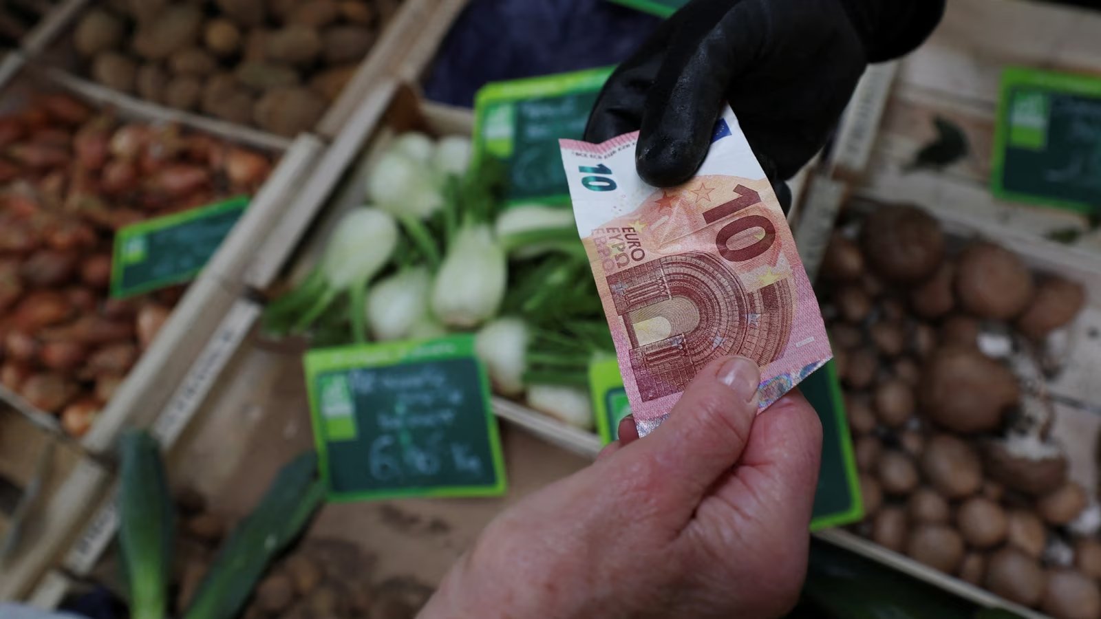 Euro Declines 0.2% to $1.1426 Amid Fed Rate Hike
