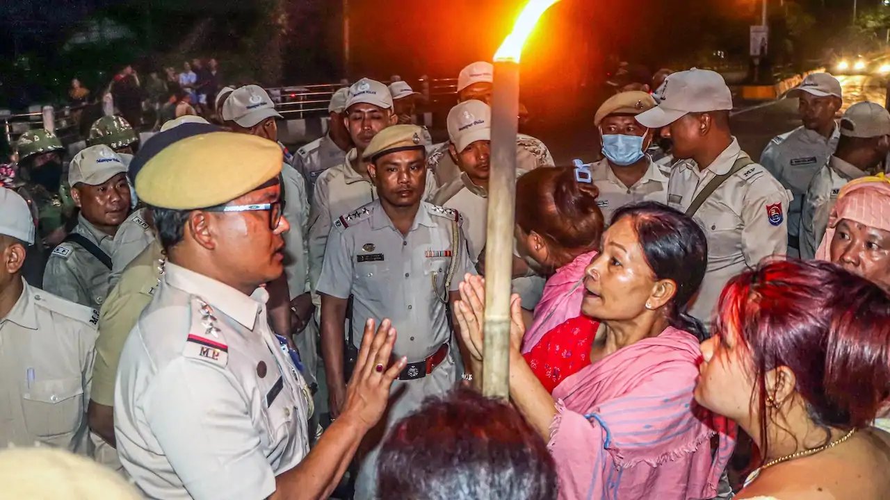 Manipur Protesters Blast Utensils, Horns; Police Fire Tear Gas at Kangla Gate