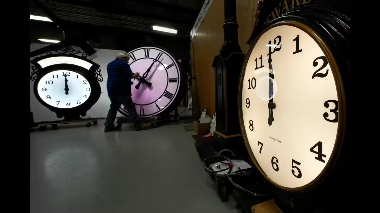 US Clocks Fall Back on Nov. 1, 2026, Ending Daylight Saving for the Year