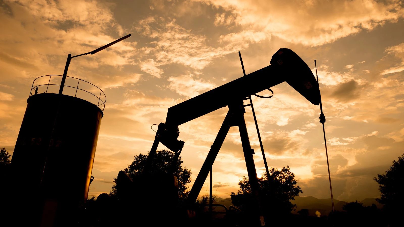 BP Shares Hold Steady as Oil Prices Hit $100