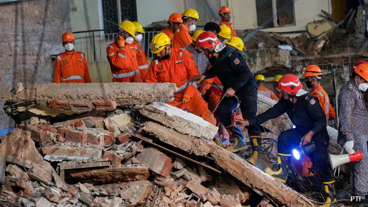 Delhi High Court Orders MCD Inquiry After Satya Niketan Hostel Collapse