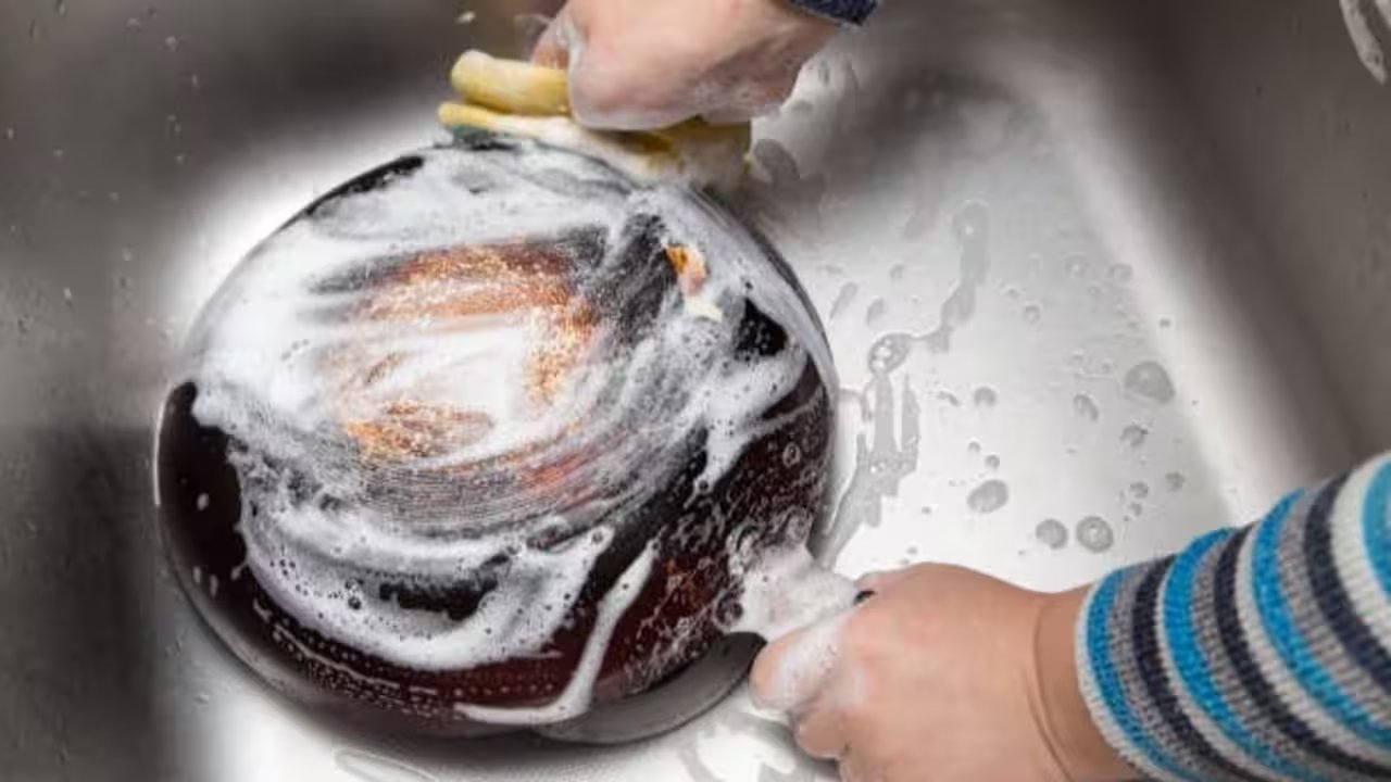 Baking Soda, Vinegar, and Salt: The Triple‑Action Pan‑Cleaning Hack That Saves Time