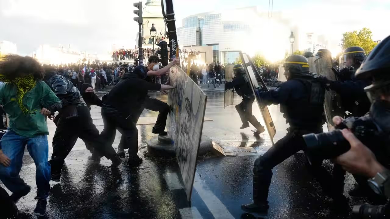 Paris Students Barricade School, Police Fire Tear Gas, 6,600 Arrests