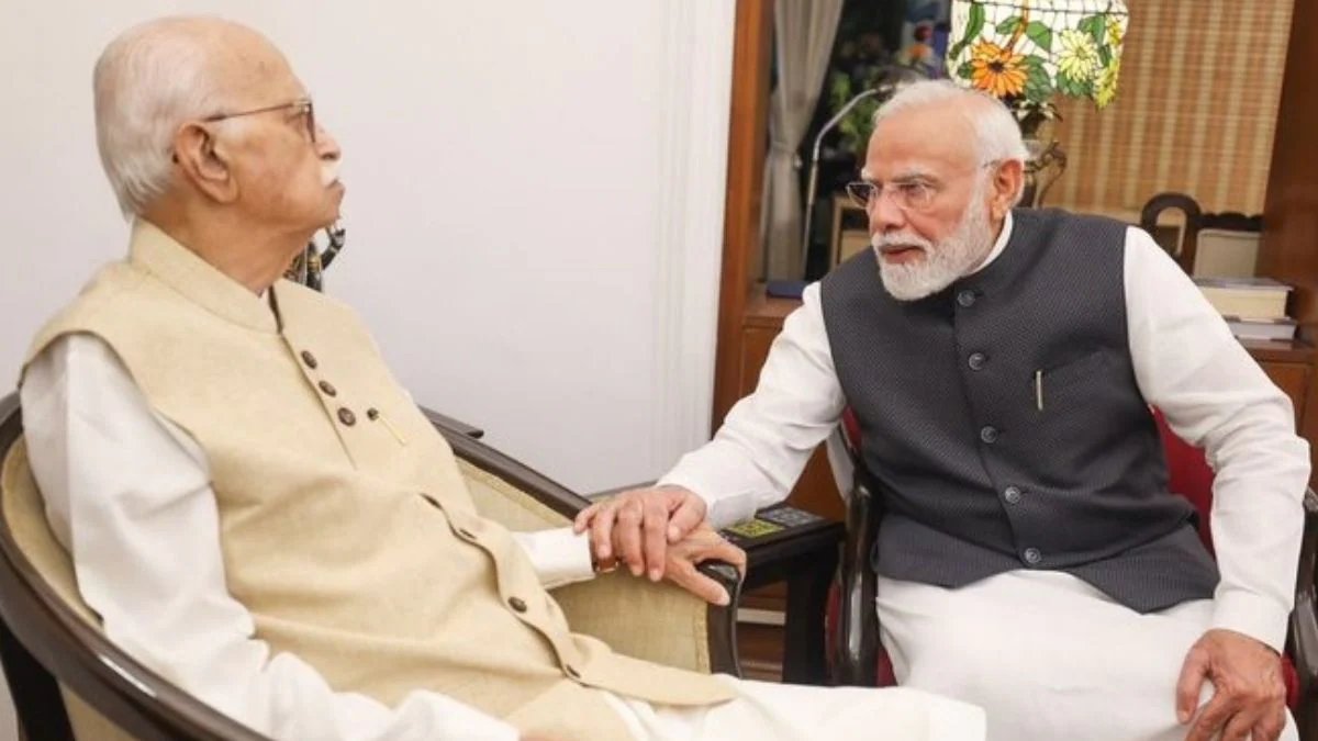 Prime Minister Modi Meets LK Advani to Celebrate 25 Years in Power