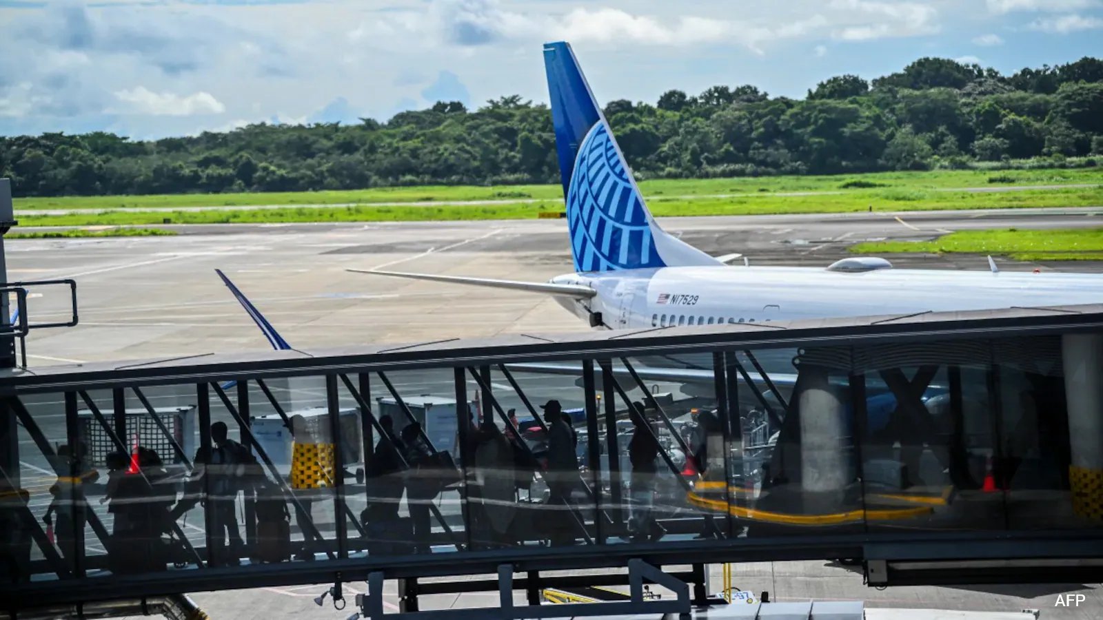 United Flight Diverts After 25-Year-Old Allegedly Threatens To 'Hijack' Plane
