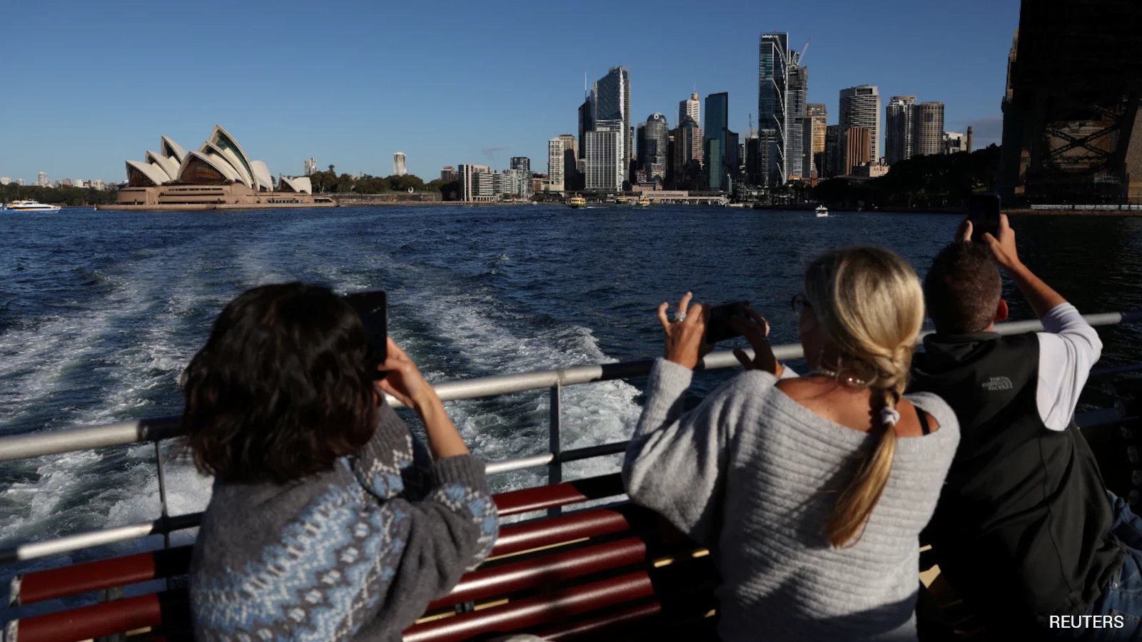 Australia Sets 225,000 Net Migration Target, Bans Student Families