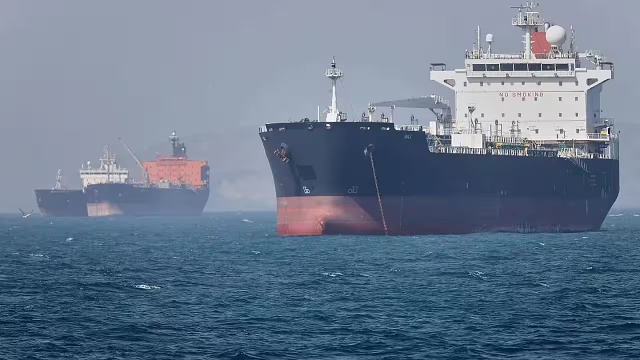 Trump Waives 100% Tariffs on Russian Oil Buyers, Leaving Graham Act Active