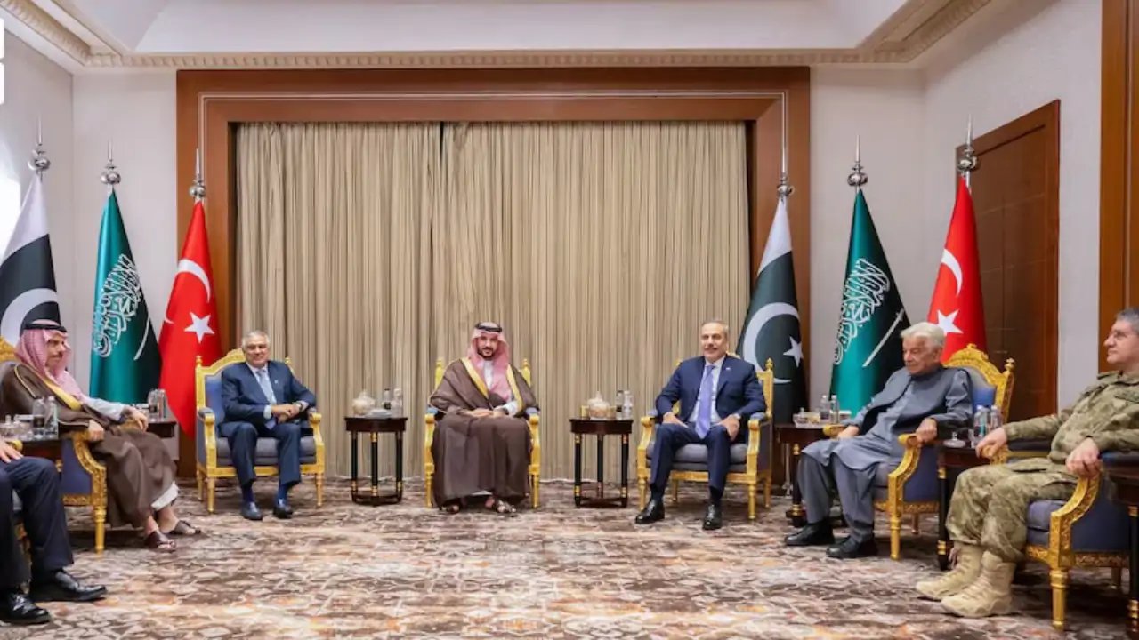 Turkey Signs 'Badr' Military Pact With Pakistan, Qatar, Indonesia in Doha