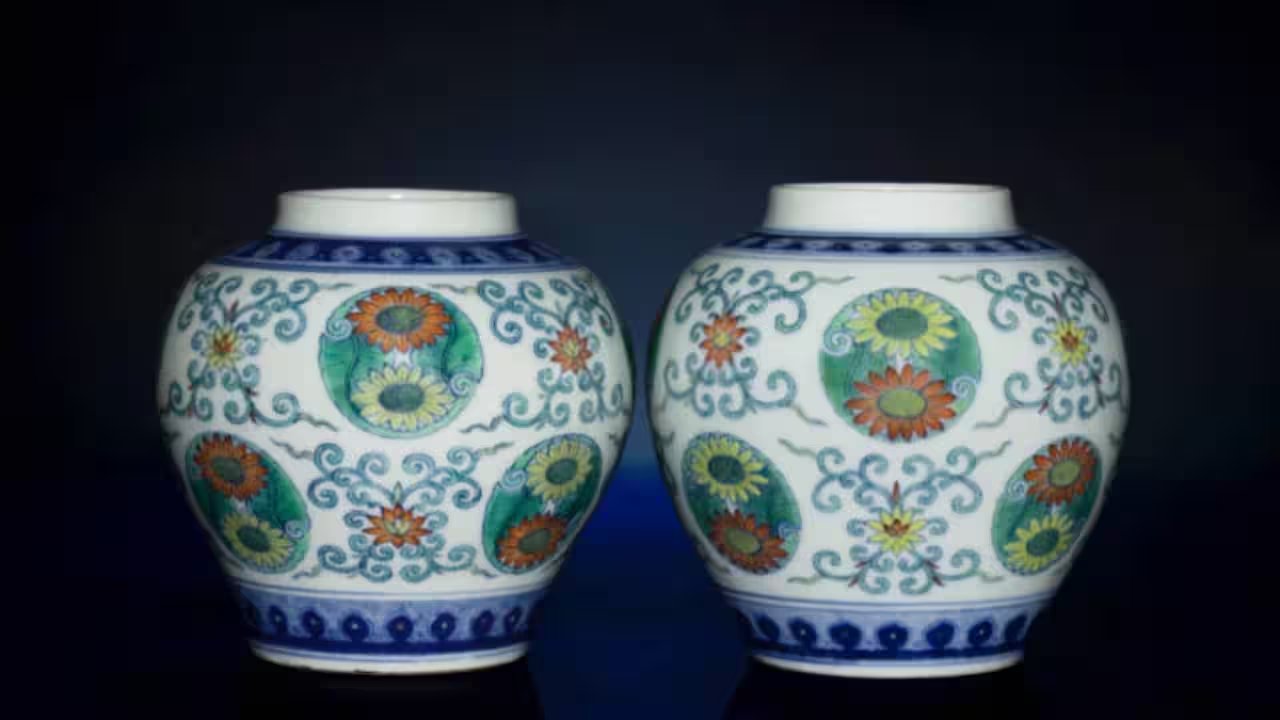 London Charity Shop Finds 18th‑Century Qing Porcelain Jars, Auctioned for £58,000
