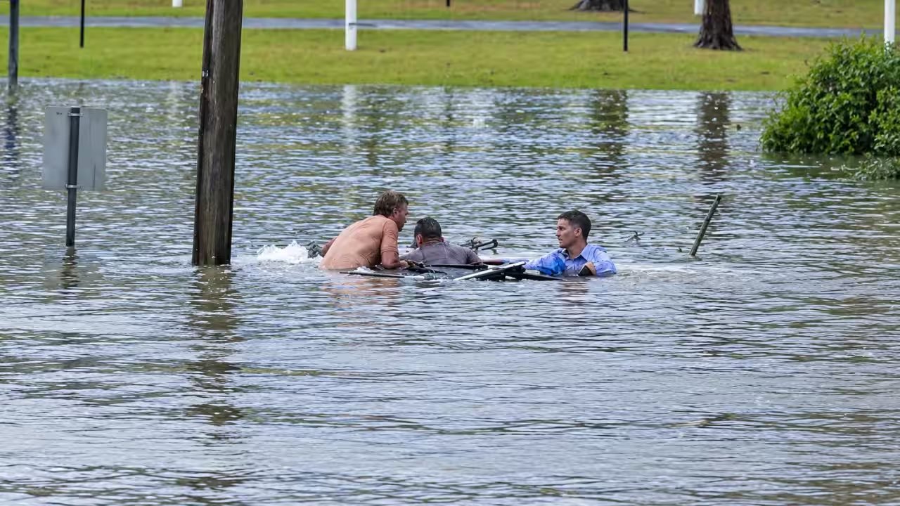 Will Murray Saves Driver from Flooded 4WD on Buchanan Road, Morayfield