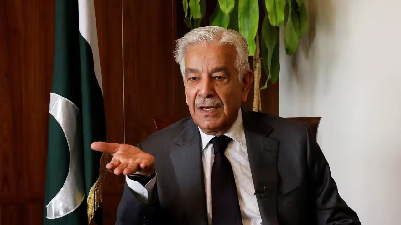 Pak Defense Minister Khawaja Asif Makes Throat-Cutting Gesture to Afghan Journalist at UN