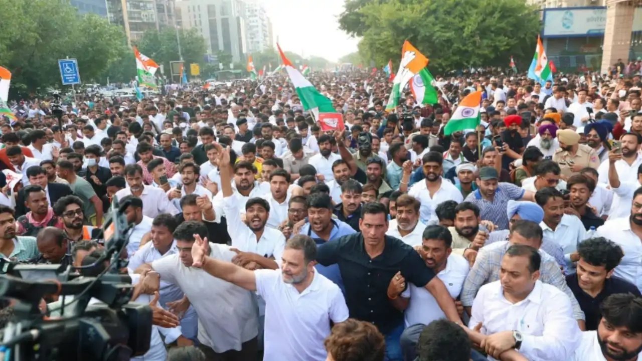 Rahul Gandhi Accuses Congress Party‑Hoppers, Mallikarjun Kharge Retorts in Delhi