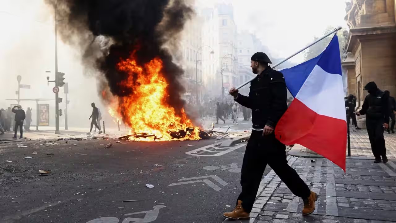 France Deploys 70,000 Police, Closes Louvre and Orsay Ahead of Student Unrest