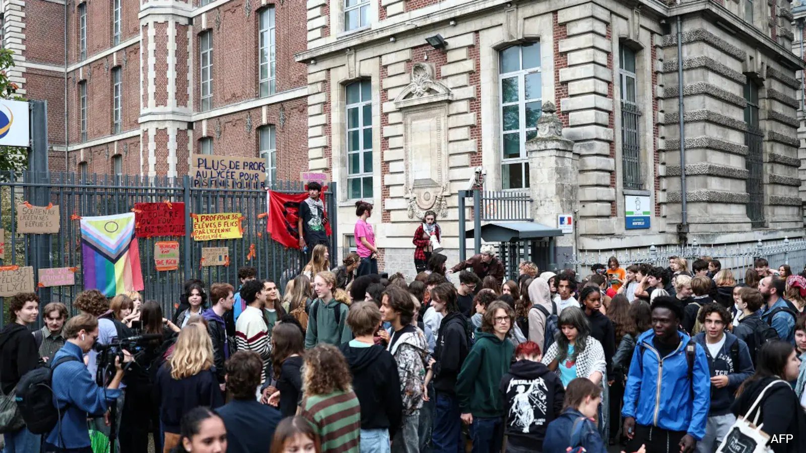 France's Teenagers Block Schools, 440 Detained Over Climate & Staffing Shortfalls