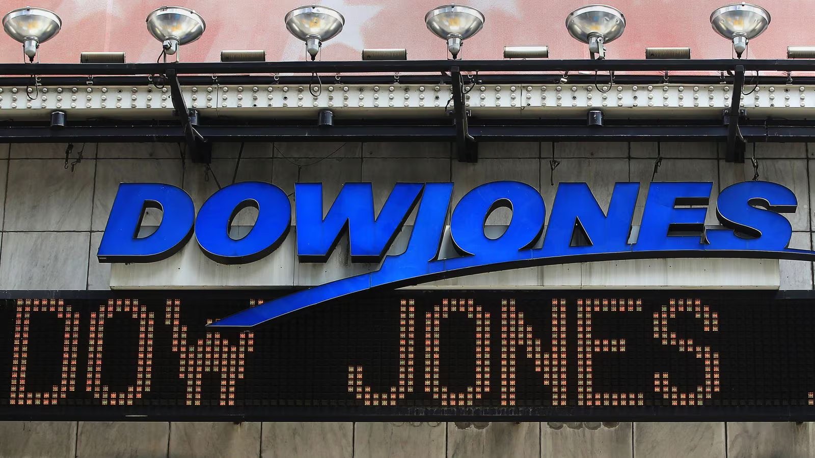 Dow Jones Rebounds 300 Points on Tech Rally, Oil Slide