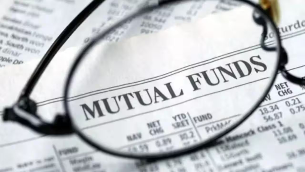 AMFI Reports SIP Inflows Hit ₹32.5K Crore, 5.1% AUM Decline