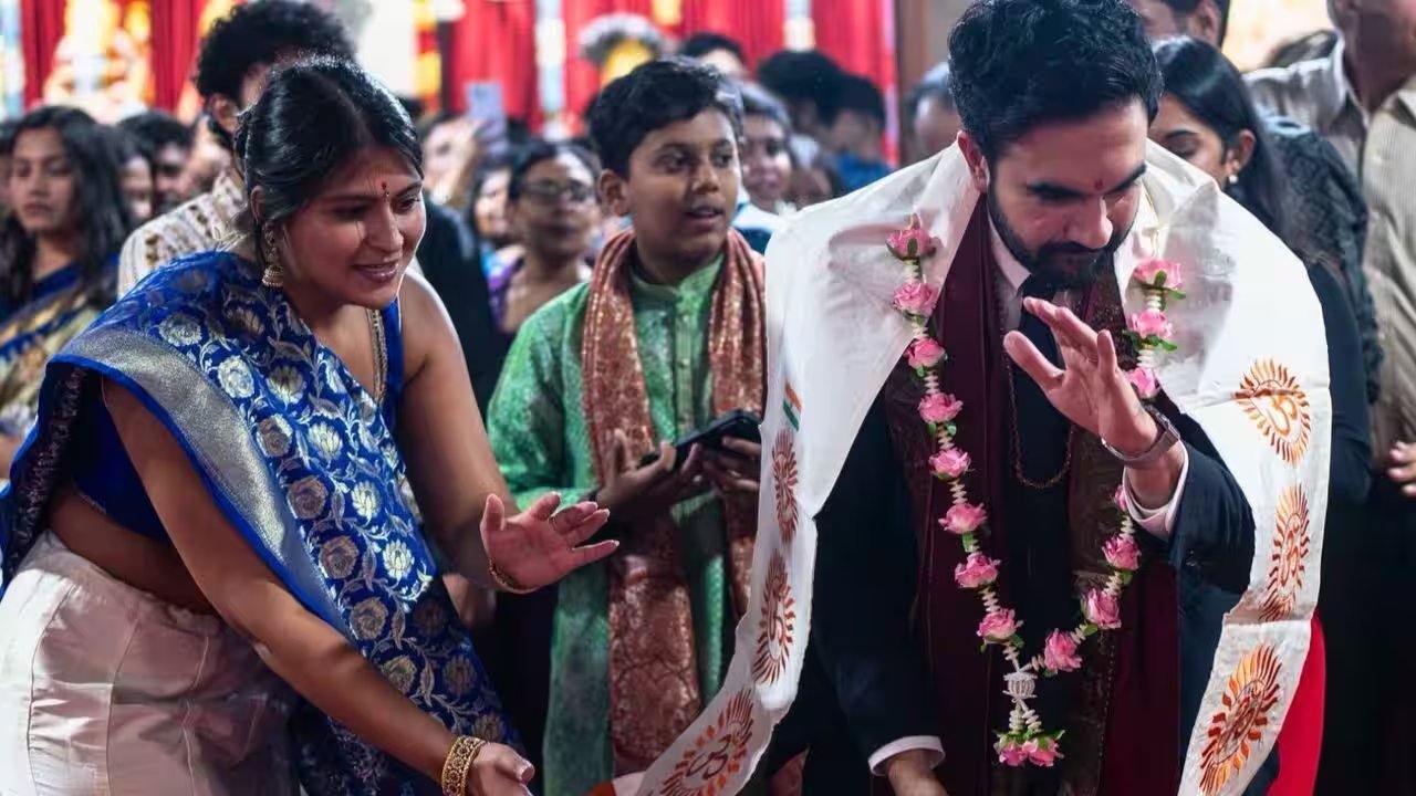 Mayor Mamdani Joins Queens Hindus for Navratri, Urges Unity After Illinois Temple Plot