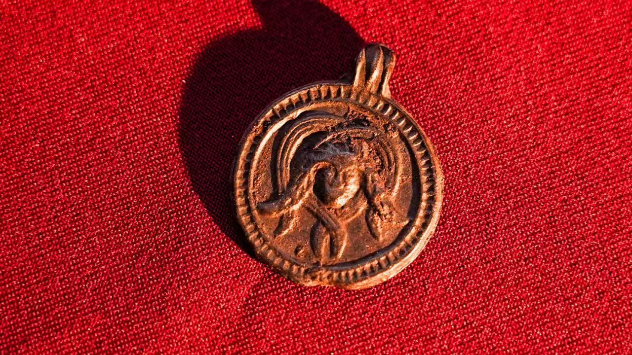 NovSU Archaeologists Unearth 11th-Century St. Theodore and Medusa Pendant in Staraya Russa