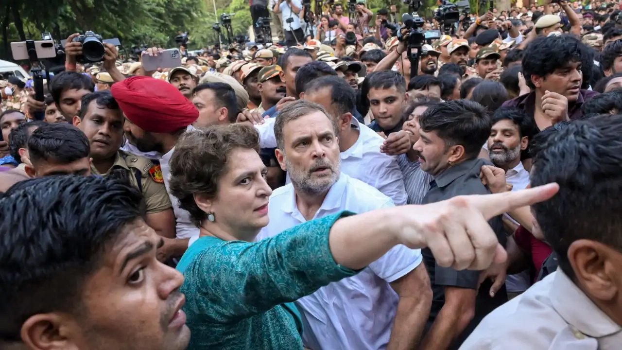 Rahul Gandhi Converts Blocked March into Nine‑Hour Sit‑In at Akashvani Bhawan, Police File FIR