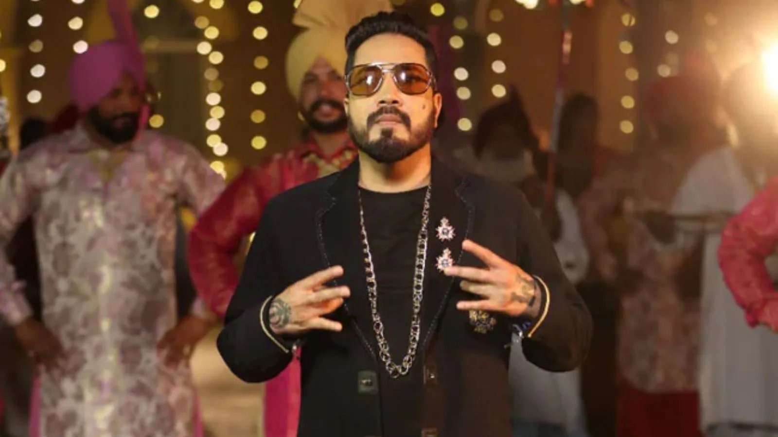 Mika Singh Earns ₹10,000 Per Show—Hummer or Auto? The Tale