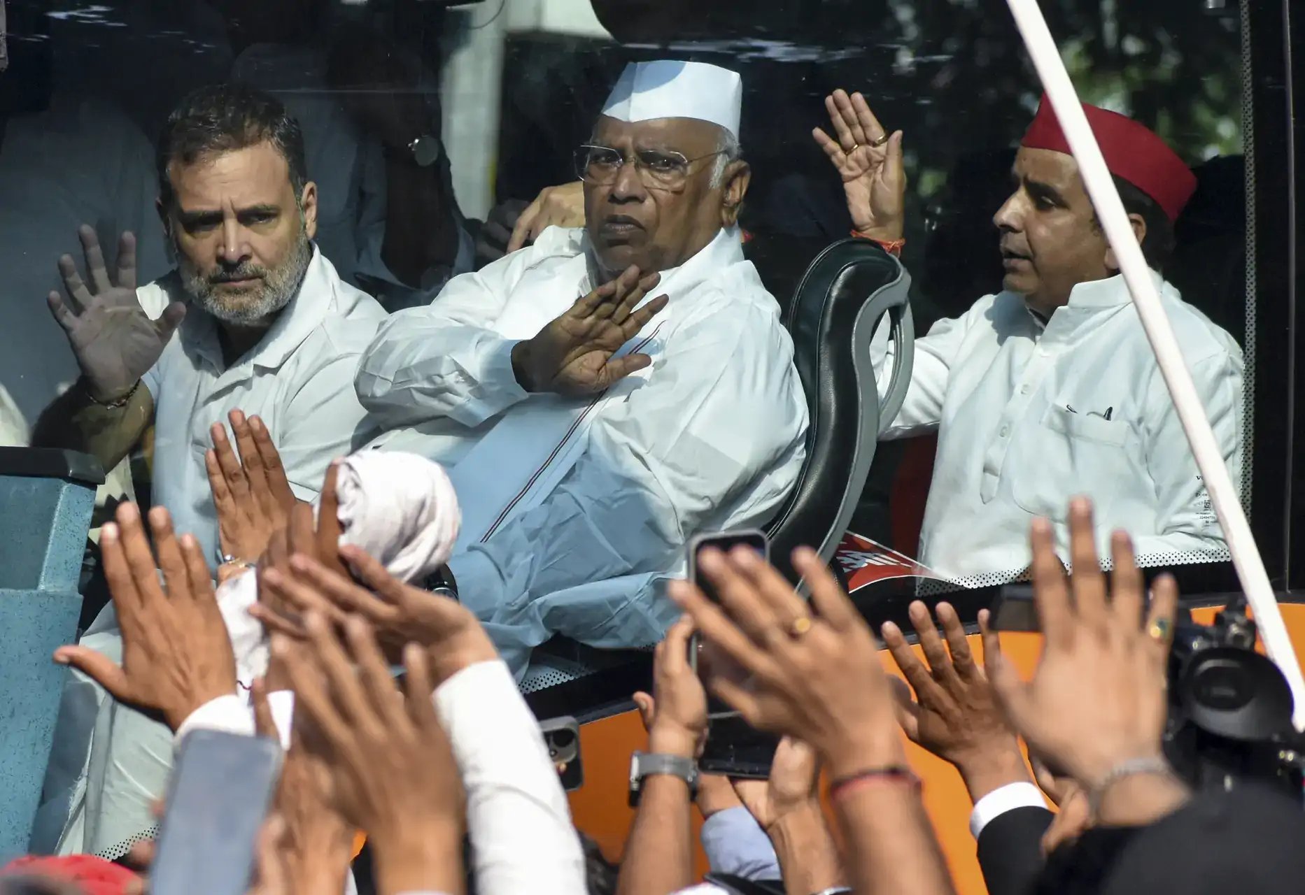 Rahul Gandhi Leads 1,200‑Strong Opposition March to Supreme Court Over SIR Debate