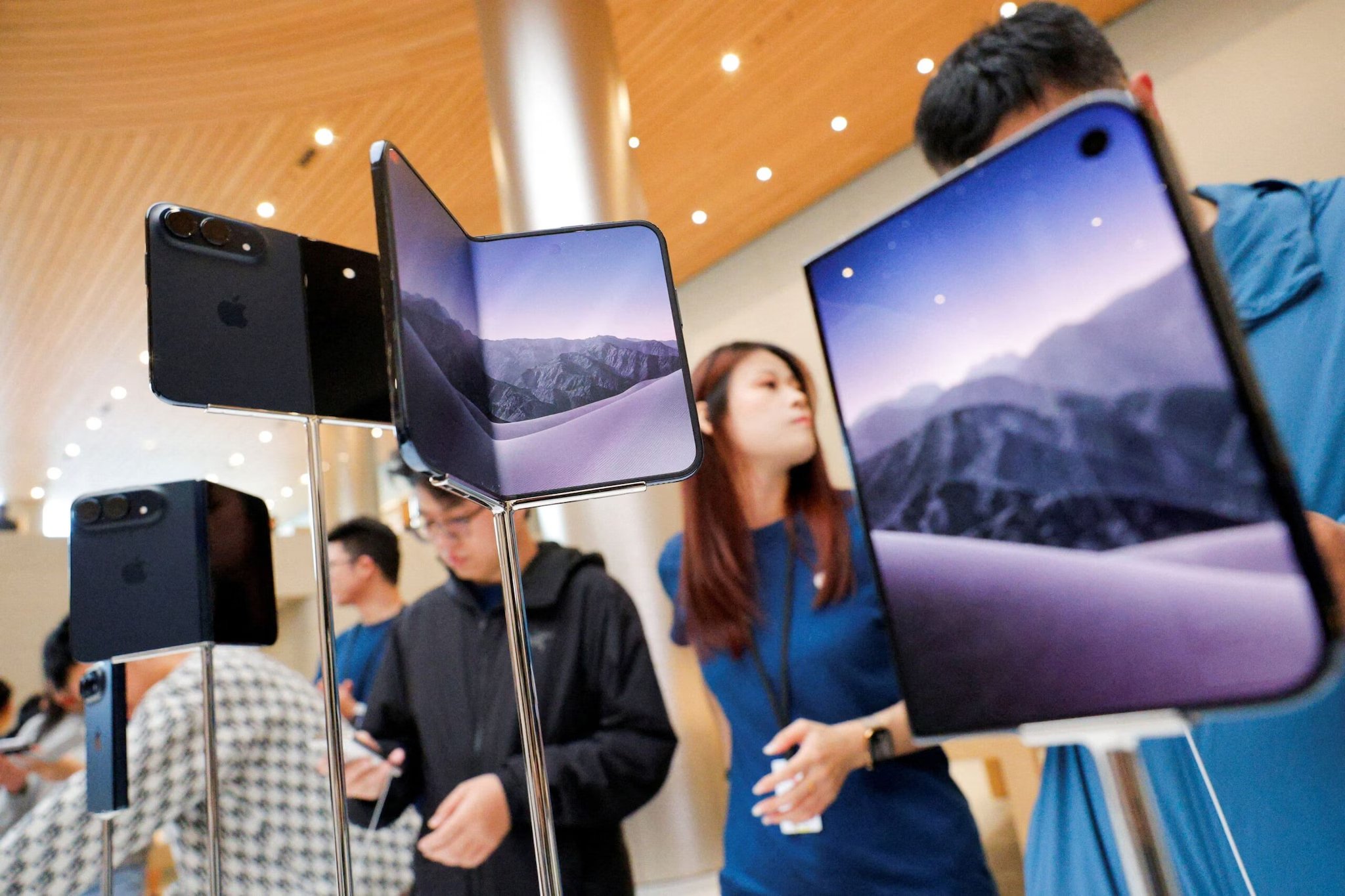 Apple Q4 Revenue Falls 2.5%, Stock Tumbles 1.6% Amid Anti‑AI Stance