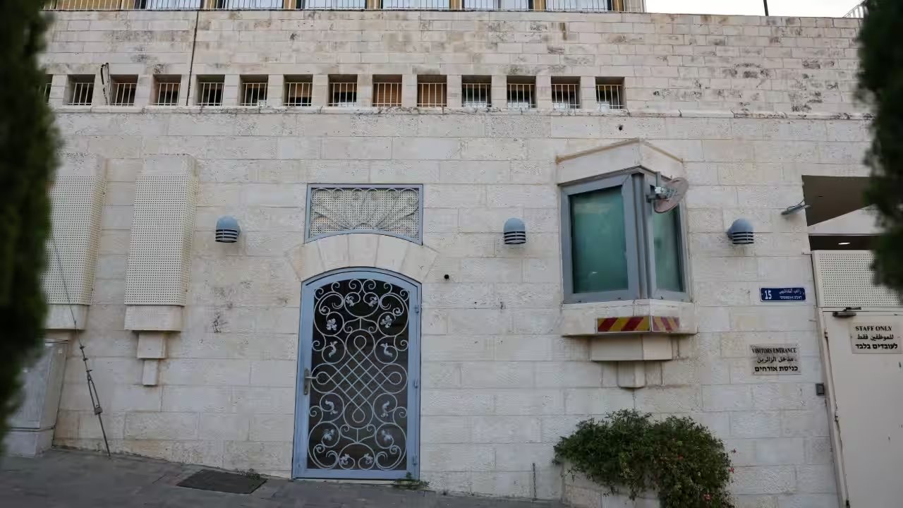 Israel Closes British Consulate in East Jerusalem, 20 Diplomats Exit