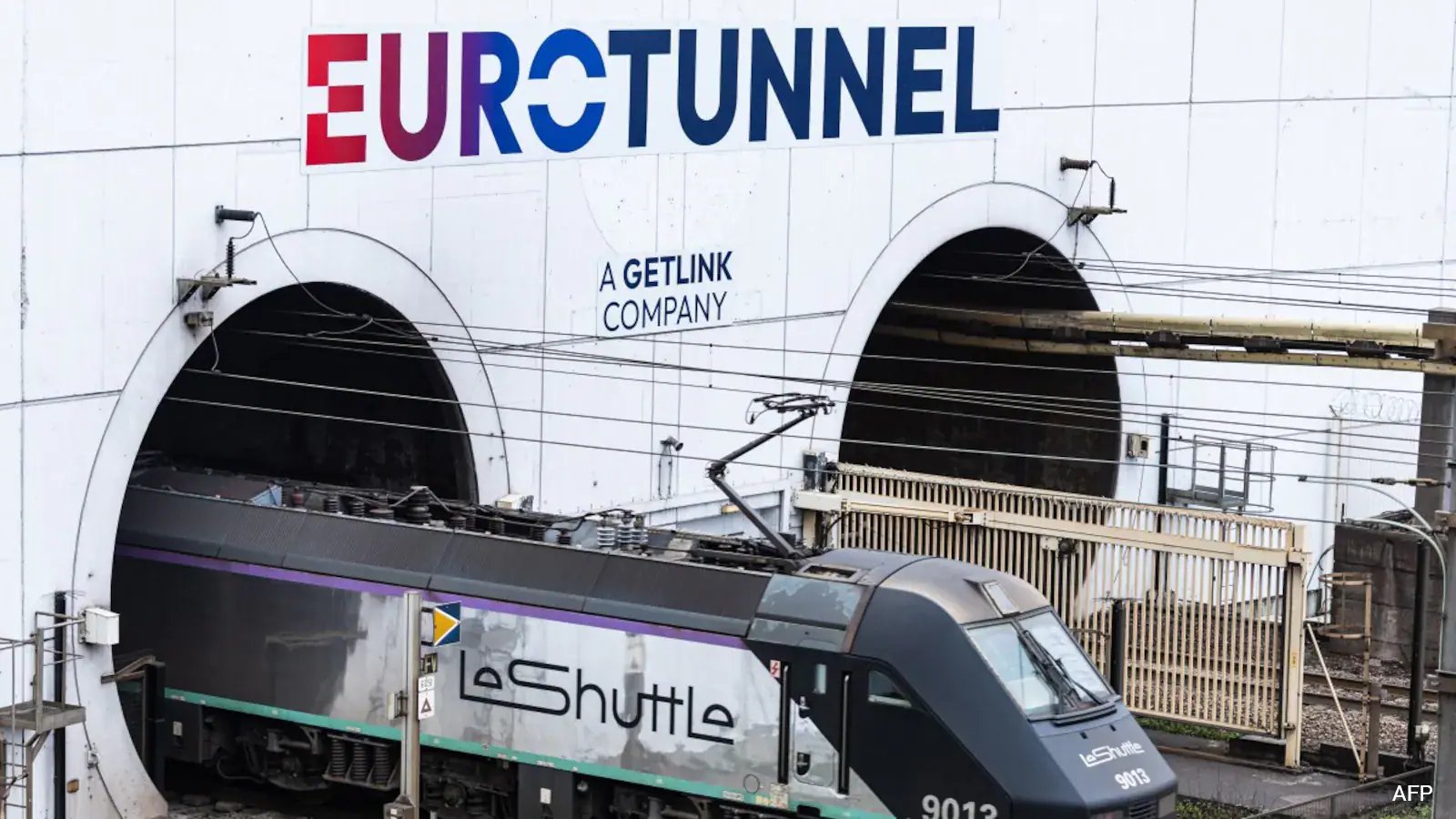 Minibus Crashes Into Stationary Eurostar Near Channel Tunnel, 19 Truck Drivers Injured