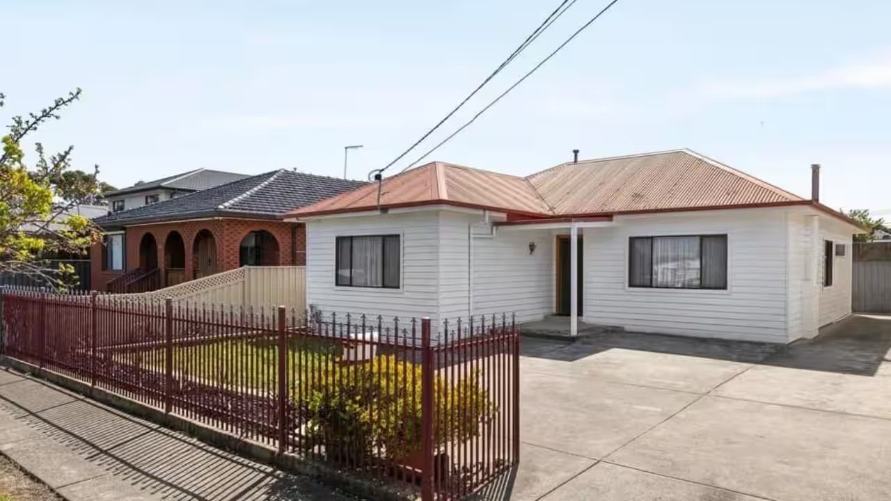 Melbourne Couple's 40-Year Home Sold for A$960,000, Buyers Commit to Preserve