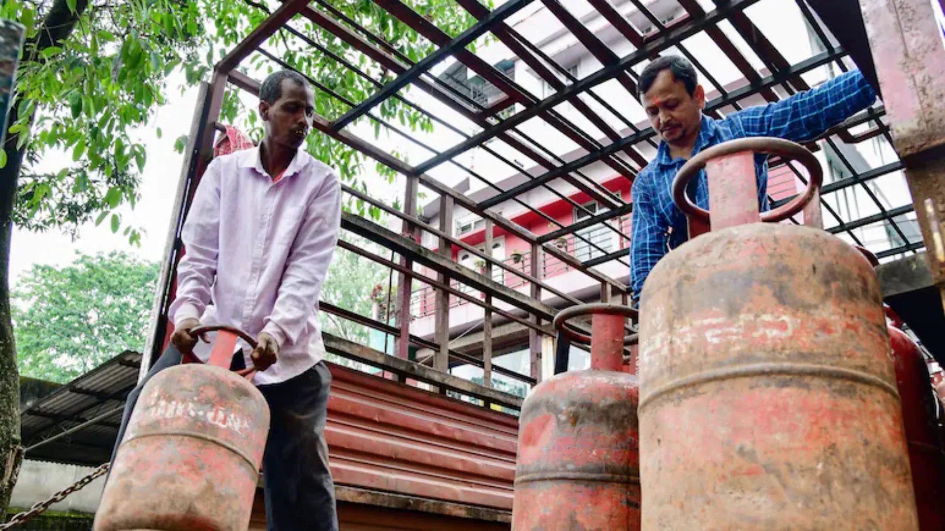 India Mandates Aadhaar Biometric Login for LPG Cylinders, Deadline Sept 30